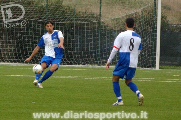 Guglielmo Falciani efettua un passaggio verso il capitano Pierluigi Pilleri